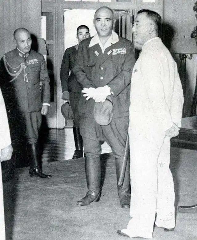 1927年1月,本间雅晴成为皇弟秩父宫雍仁亲王的副武官,专门负责为这个