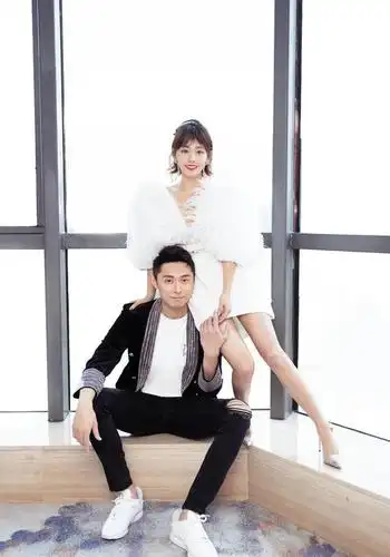 张嘉倪携老公亮相,白色羽毛裙仙气十足,不愧是女神