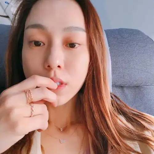 范玮琪淡雅自拍曝光 唯美清新慵懒悠闲