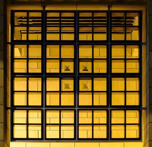 博物馆的方形窗户