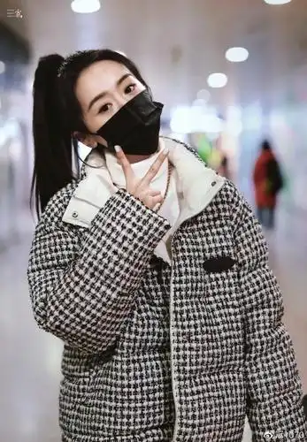 袁冰妍身着羽绒夹克搭配深蓝色牛仔裤现身机场利落大方