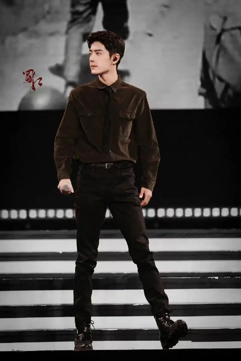 这组图是真的很顶,肖战的名品大长腿[跪了][跪了] #肖战# 身材比例真