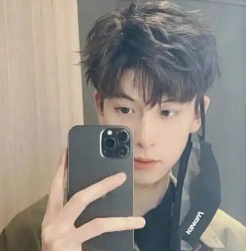 男生韩式发型做对了真的很帅,中分蓬松发型