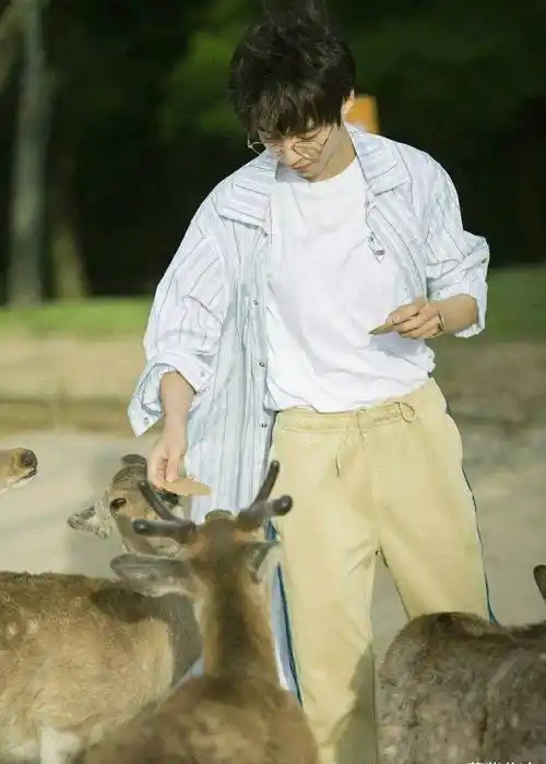 原创王俊凯把混搭风穿火了长袖外套配短裤帅气得让人忽略年龄