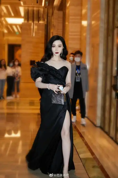高跟鞋就是她的红毯标志之一,从驴蹄鞋的复出,可以看的出,范冰冰回来