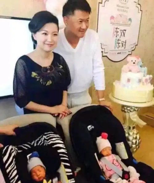44岁陈蓉近况曝光嫁海归老公生下龙凤胎如今参加富豪寿宴被处罚