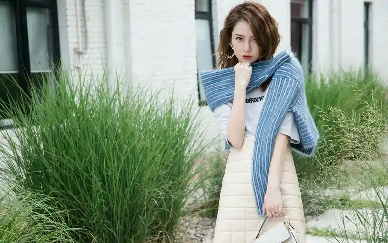 戚薇温柔清新高清桌面壁纸