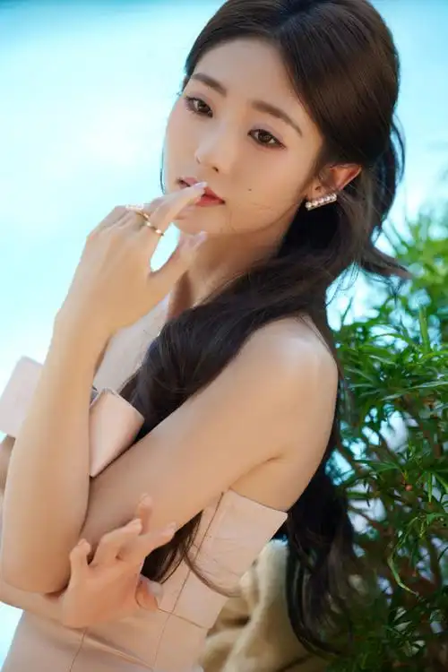 邢菲_香槟色包臀长裙搭配胸口的蝴蝶结,甜美又有点可爱!