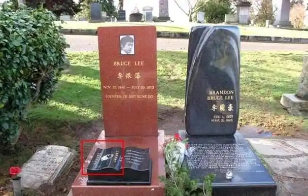 在李小龙的墓碑上,我们可以看到除了自己的中文名字,英文名字外,还有