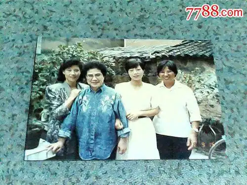 越剧表演艺术家徐玉兰九十年代回乡省亲与家人合影照片7张