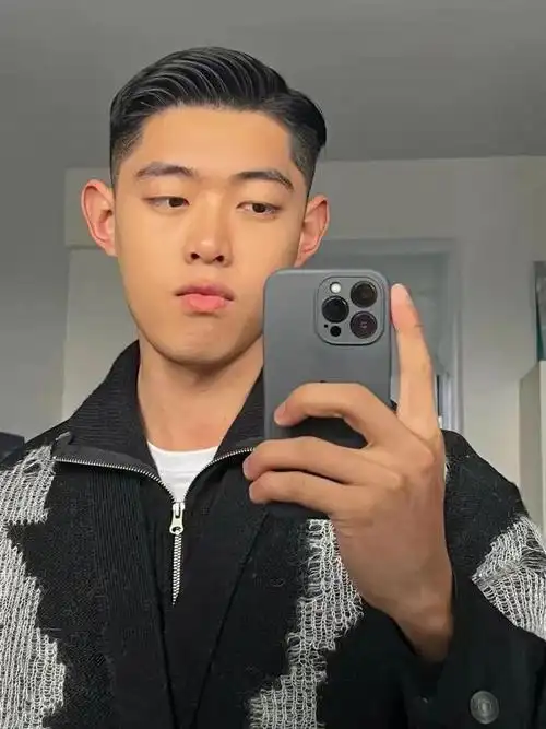 男生过了30岁,建议剪这3款"露额"发型,清爽干净,潮流帅气