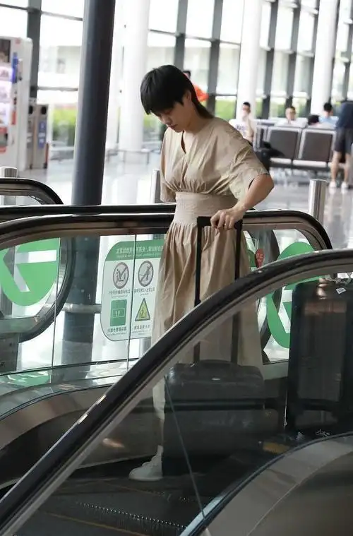 刘翔二婚老婆挺普通,穿简约连衣裙梳"鲶鱼头",路人感十足