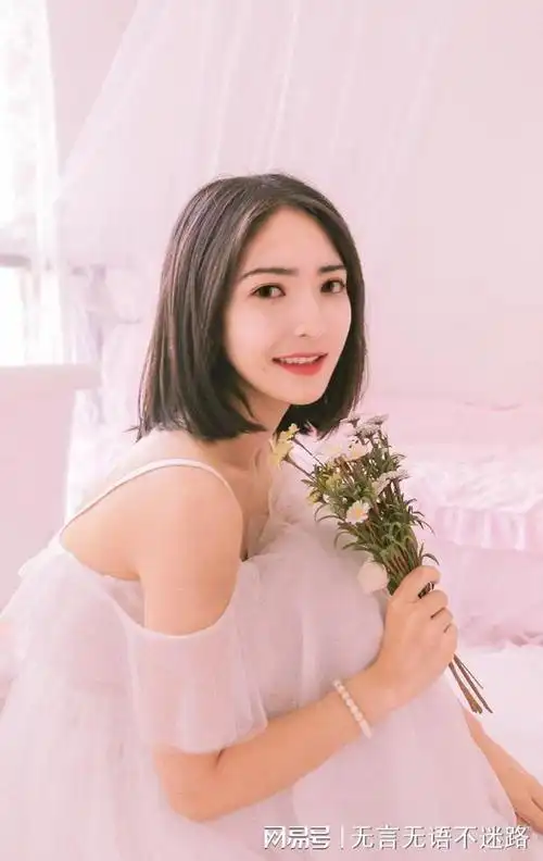 美女侧颜杀清新雅致淡然中透出俏皮