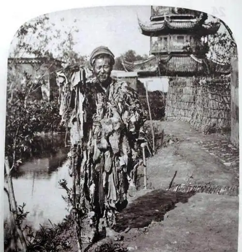 清末真实丐帮帮主罕见照 打狗棍长这样