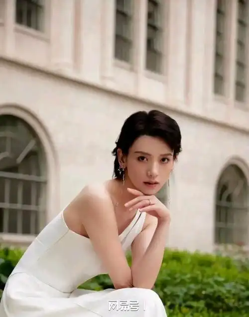 刘恺威女友李晓峰担任时尚芭莎主持人, 网友, 难怪杨幂缺席!