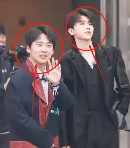 郭麒麟回归跑男,于蔡徐坤同亮相,谁注意蔡徐坤的手放在了哪里