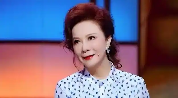 蔡明从小品女王到被喊话滚出春晚她到底做错了什么