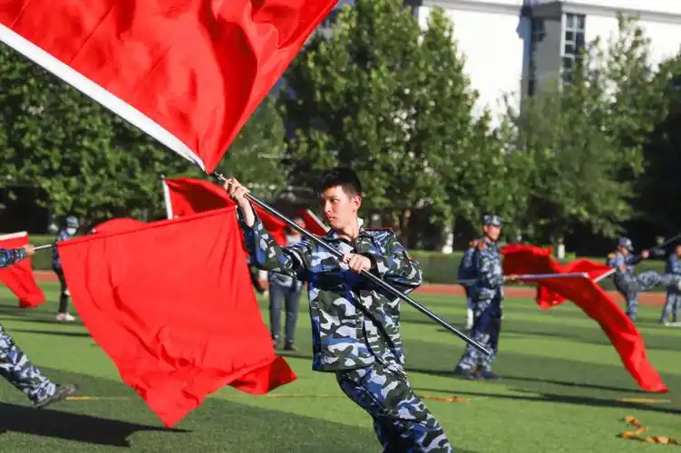 来看军训帅气舞旗学弟