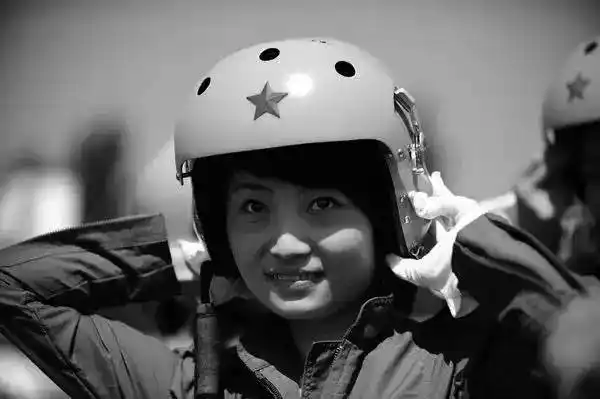 歼10牺牲女飞行员最后声音公开黑匣子已找到