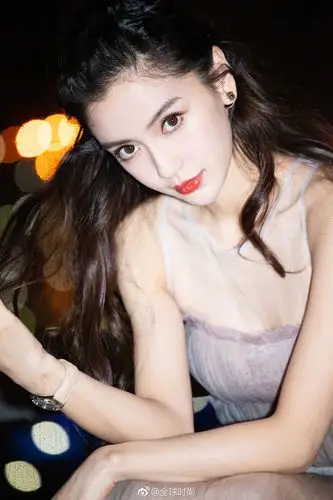 angelababy 今晚亮相跨年演唱会现场,身着dior2019春夏系列纱裙气质