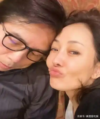 47岁牛莉近照曝光,24岁嫁豪门,如今状态依旧与老公像父女