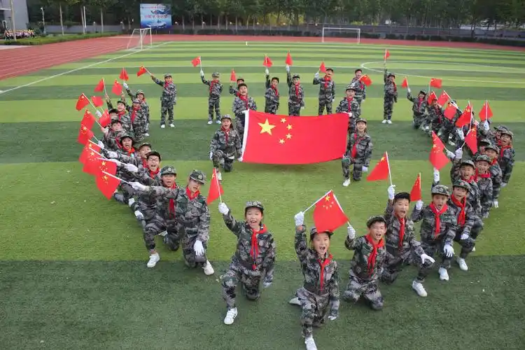 "一一第三实验小学教育集团一二年级队列队形比赛精彩记录