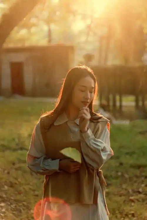 日落逆光人像的拍摄光斑有形非常漂亮