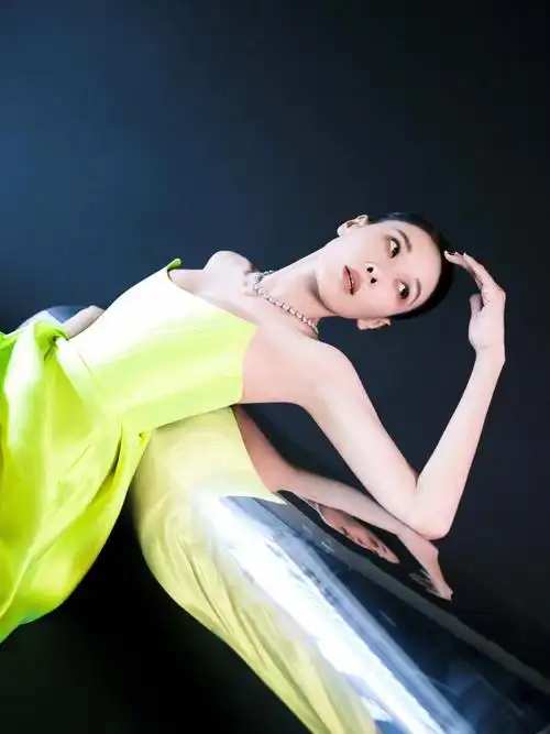 张蓝心北影节礼裙亮到发光