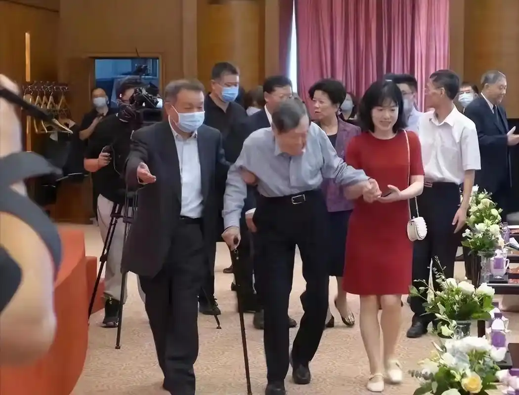 翁帆:28岁嫁82岁,付出19年青春和心血,把杨振宁照顾到101岁