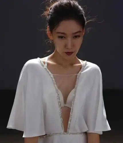 高露:知性女演员,性感的外貌下藏着温柔