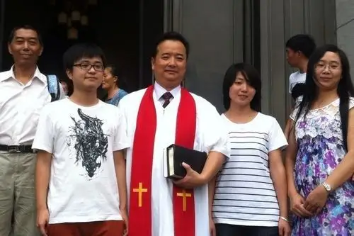 杭州崇一堂顾约瑟牧师勉励受洗者做"君尊的祭司"-福音时报--基督教