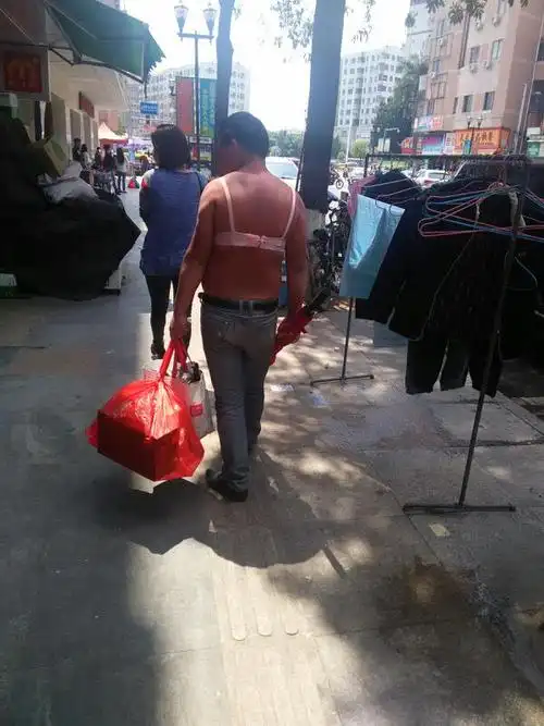 这个男的竟然带胸罩,什么意思?
