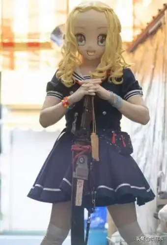 但这里我们所说的kigurumi均是指戴了面具,全身包裹着跟原型肤色一样