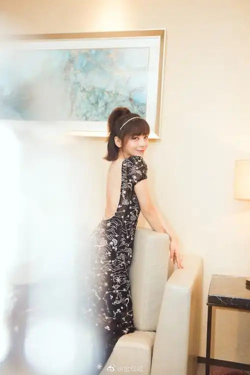 金玟岐大秀美背 一袭黑裙优雅俏皮
