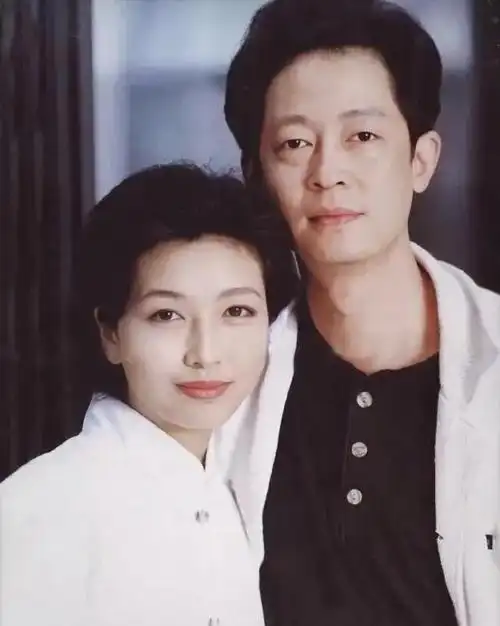 演员王志文:娶富商女陈坚红,婚后颇爱做菜,如今他们过得好吗?