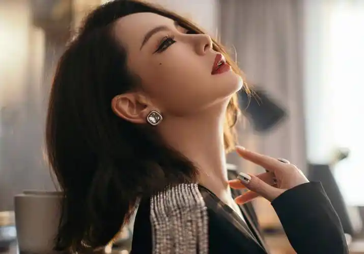 戚薇晒短发收工照,御姐"戚哥"再次上线,好身材令人羡慕_造型_时候