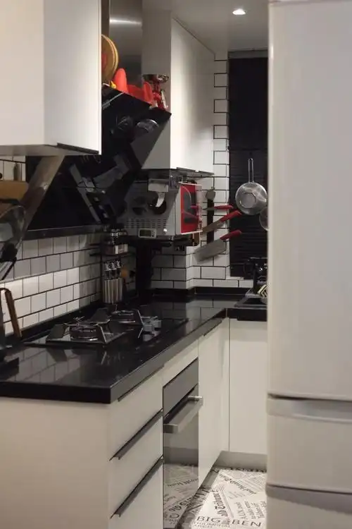 灰白配是一种比较时尚的设计,以白色的墙面 灰色的台面设计