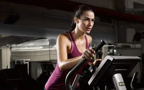 壁纸 健身女孩,紫色的衣服,汗水