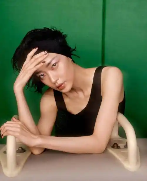 超模杜鹃时尚写真搭配,五颜六色的网袜刻意打洞,超级吸睛_黑色_风格