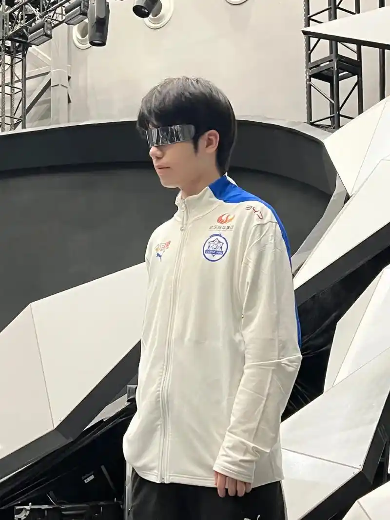 第二张真的好帅.#武汉estarpro花海 #estar # - 抖音