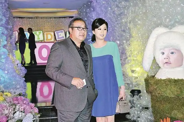 李嘉欣花费百万打造爱子百日宴 全家福曝光(图)(6)