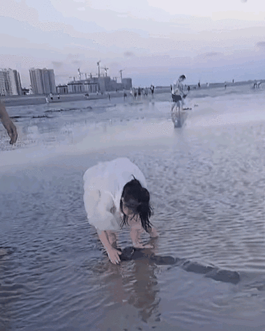 海滩失踪女童遗体找到##失踪4岁女童符合溺水死亡特征