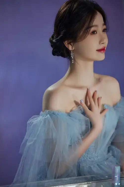 虞书欣的这款蓝色婚纱裙清灵温柔美到了人的心中浪漫又迷人