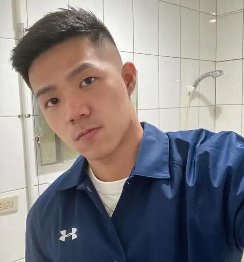 男生"中分头"已经out了!如今流行自然帅气的发型,清新阳光