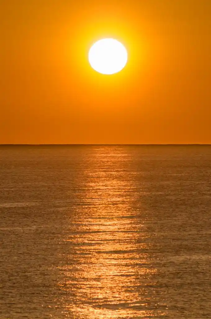 日出,日出或太阳是在太阳的上部边缘出现东方的地平线上早上的瞬间.