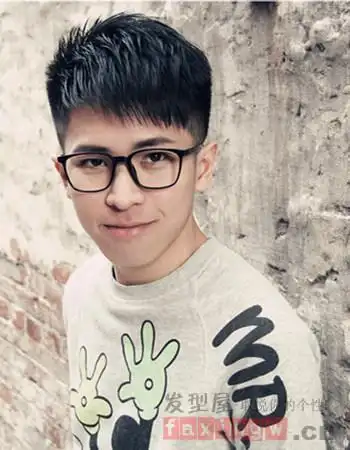 戴眼镜的男生发型设计 简单造型不失帅气感