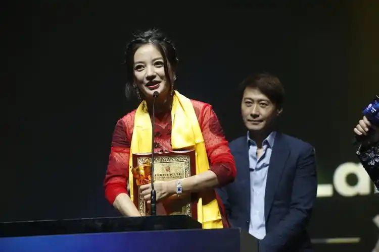 31日晚,第16届华鼎奖落下帷幕,电影《亲爱的》获最佳影片,赵薇赵又廷