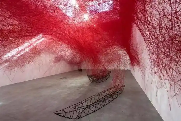 日本艺术家盐田千春的装置作品