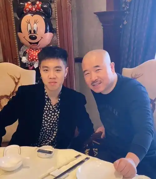 赵本山徒弟王小利小儿子正脸曝光父子同款鼻子长相遗传母亲