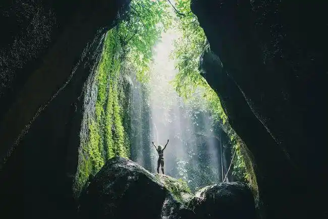 《放飞自己》,拍摄于印度尼西亚巴厘岛